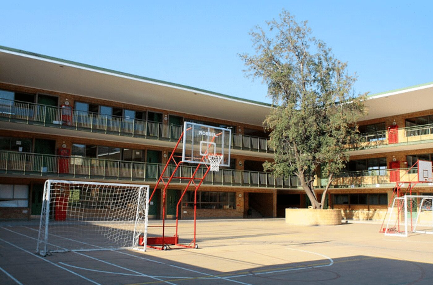 Patio interior del Colegio Everest con canchas deportivas