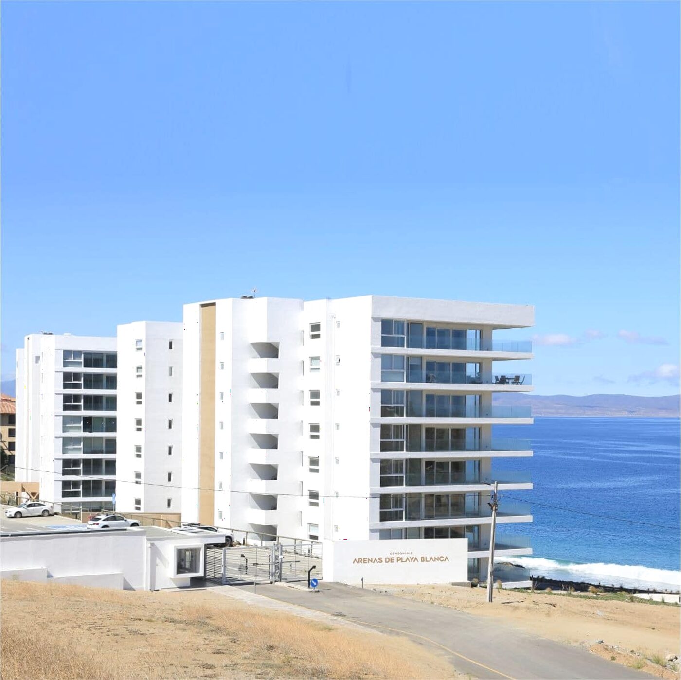 Edificios del condominio Arenas de Playa Blanca frente al mar