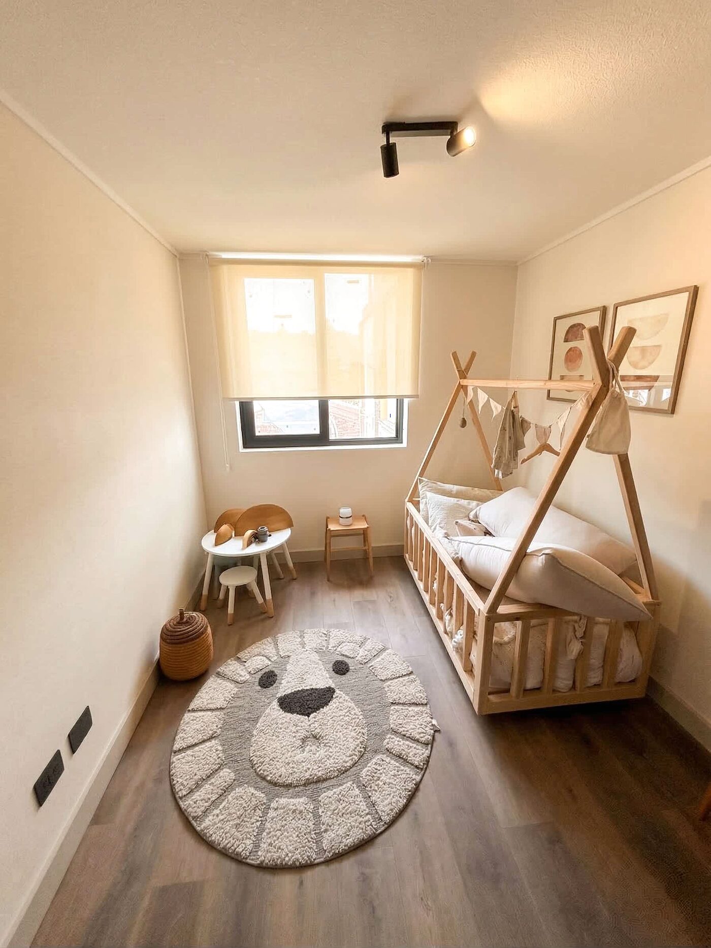 Dormitorio infantil con cama tipi y cortina roller en la ventana