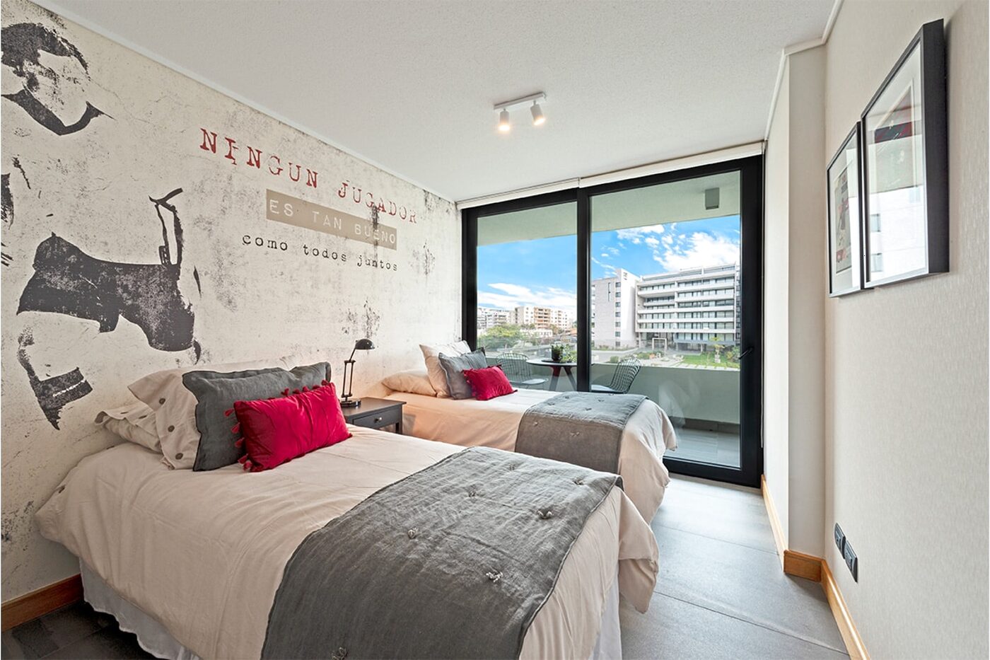 Dormitorio de dos camas con ventanal y cortina roller, con salida a balcón