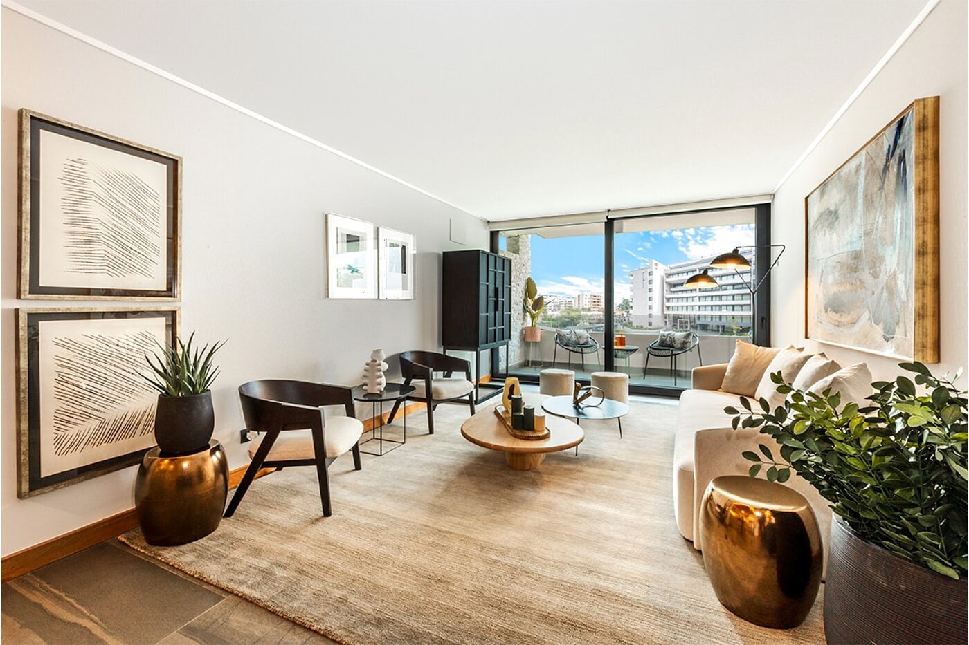 Living comedor con cortina roller sobre el ventanal y salida a terraza