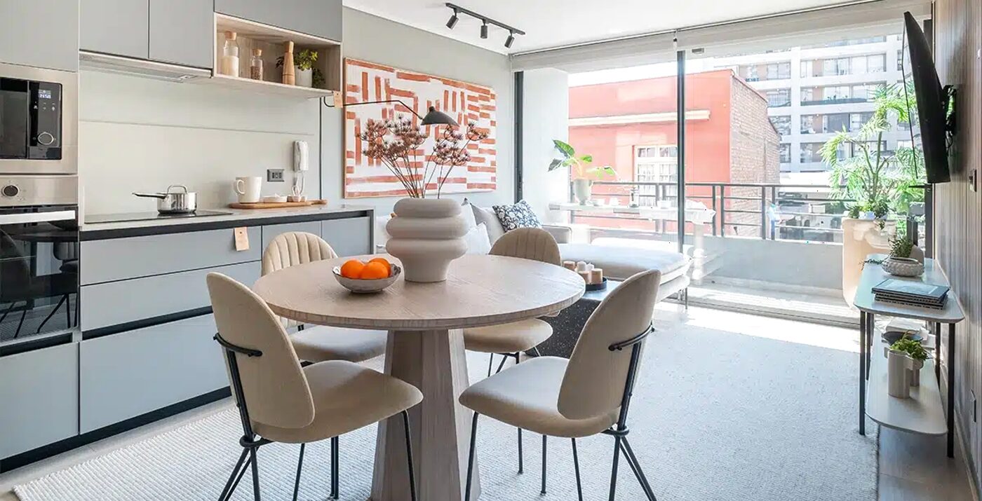 Cocina comedor de un departamento con salida a terraza