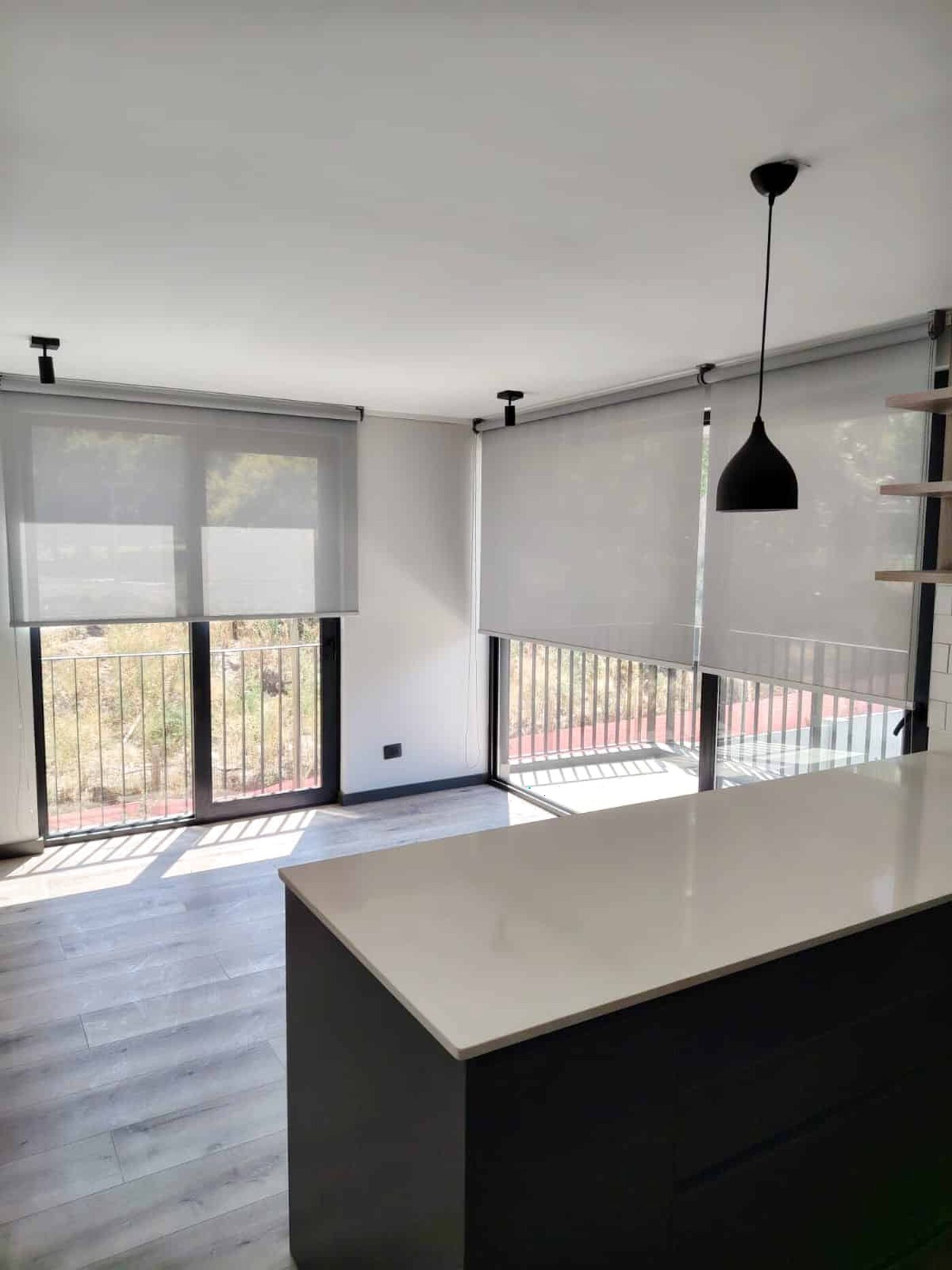 El mismo living desde el otro ángulo, con las cortinas roller a media altura