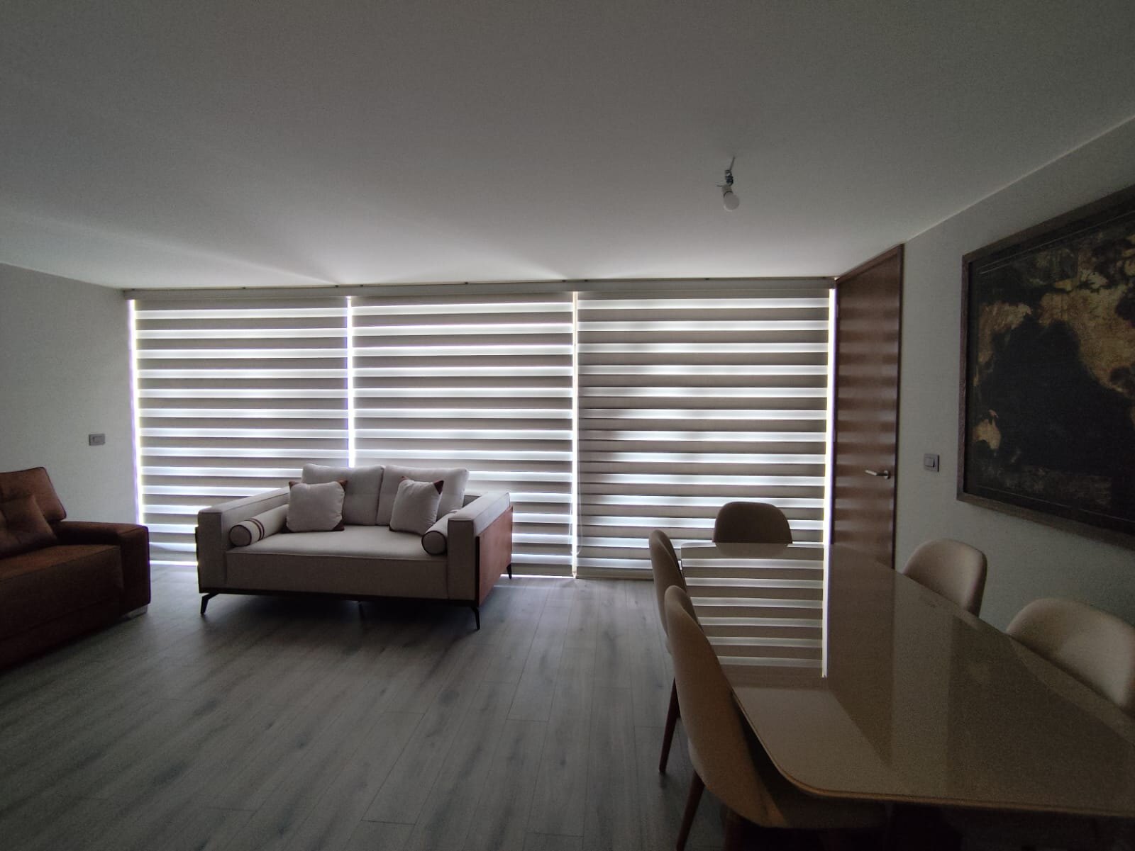 Cortinas duo a medida en el living comedor de una casa