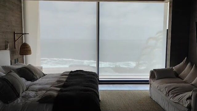 Dormitorio sobre el océano — Sunscreen abajo, con la vista intacta, cortinas Winsol motorizadas